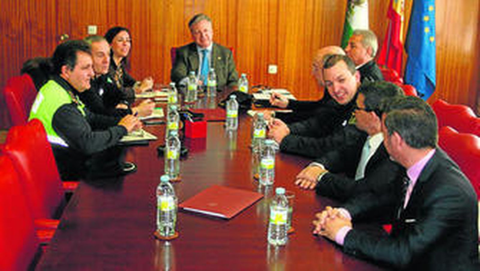 Las autoridades presentes posan antes de la reunión.