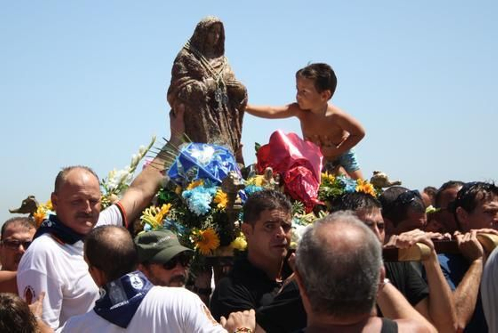 Miles de fieles recibieron con entusiasmo a la imagen en su llegada a la playa.

Foto: Fran Montes