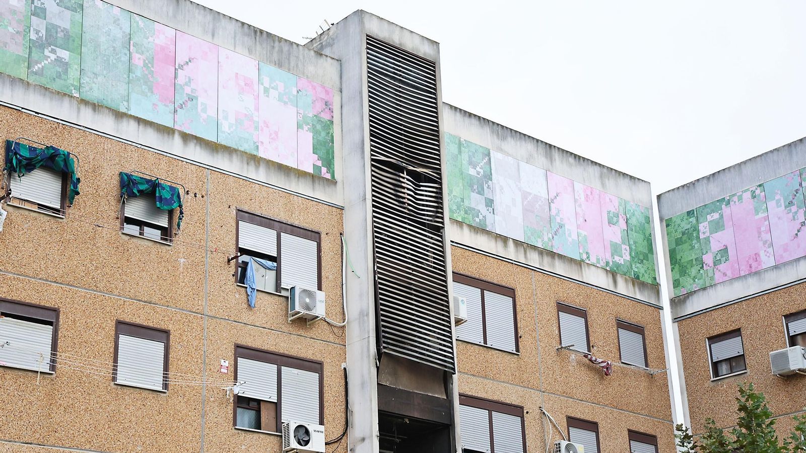 Edificio quemado durante la madrugada de este viernes tras las explosiones.