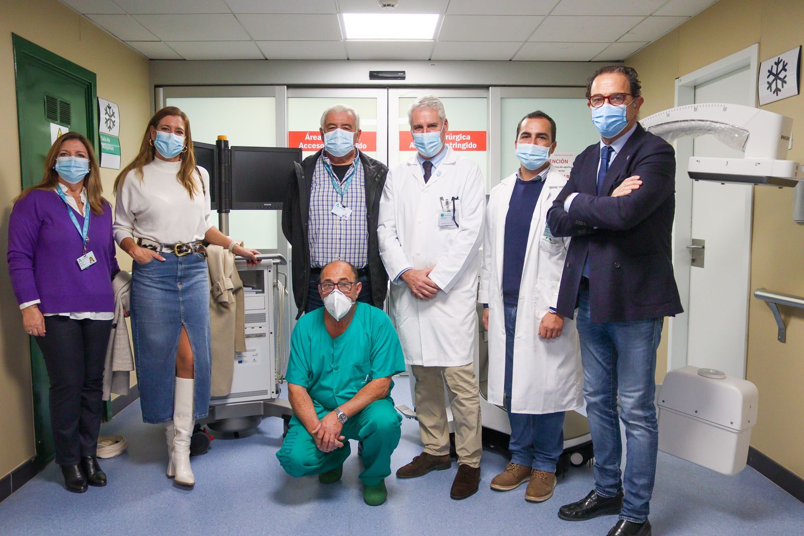El delegado de Salud (derecha) con profesionales del hospital.