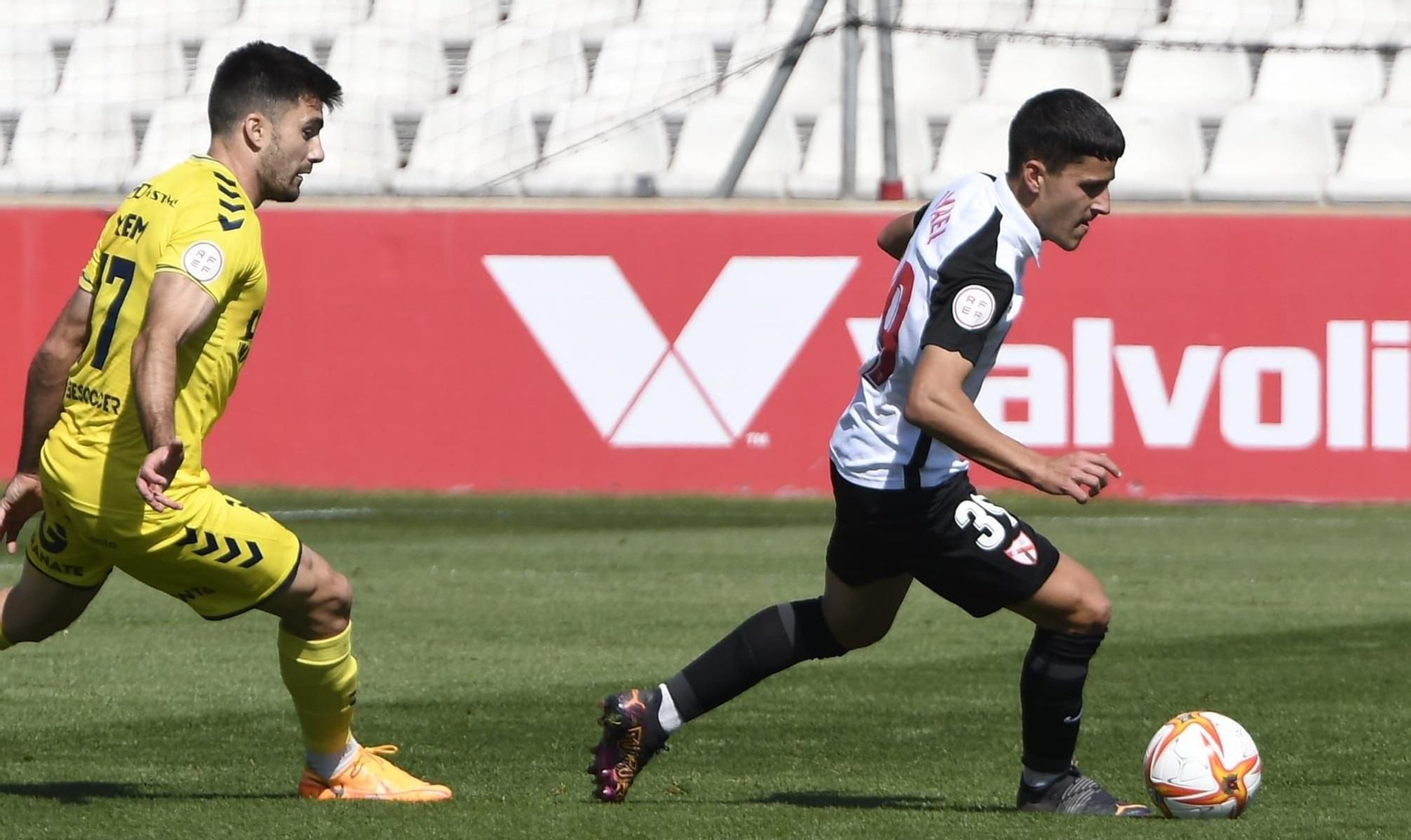 Ismael Salguero, durante un partido con el Sevilla Atlético. Ismael Salguero, durante un partido con el Sevilla Atlético.