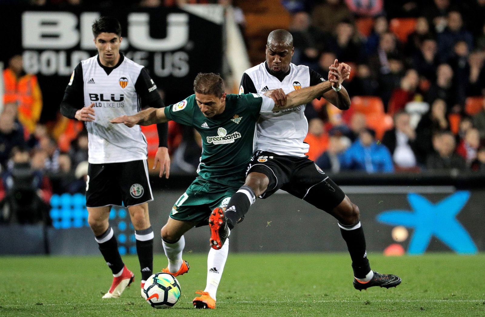 Joaquín y Kondogbia durante el Valencia-Betis de la temporada pasada.
