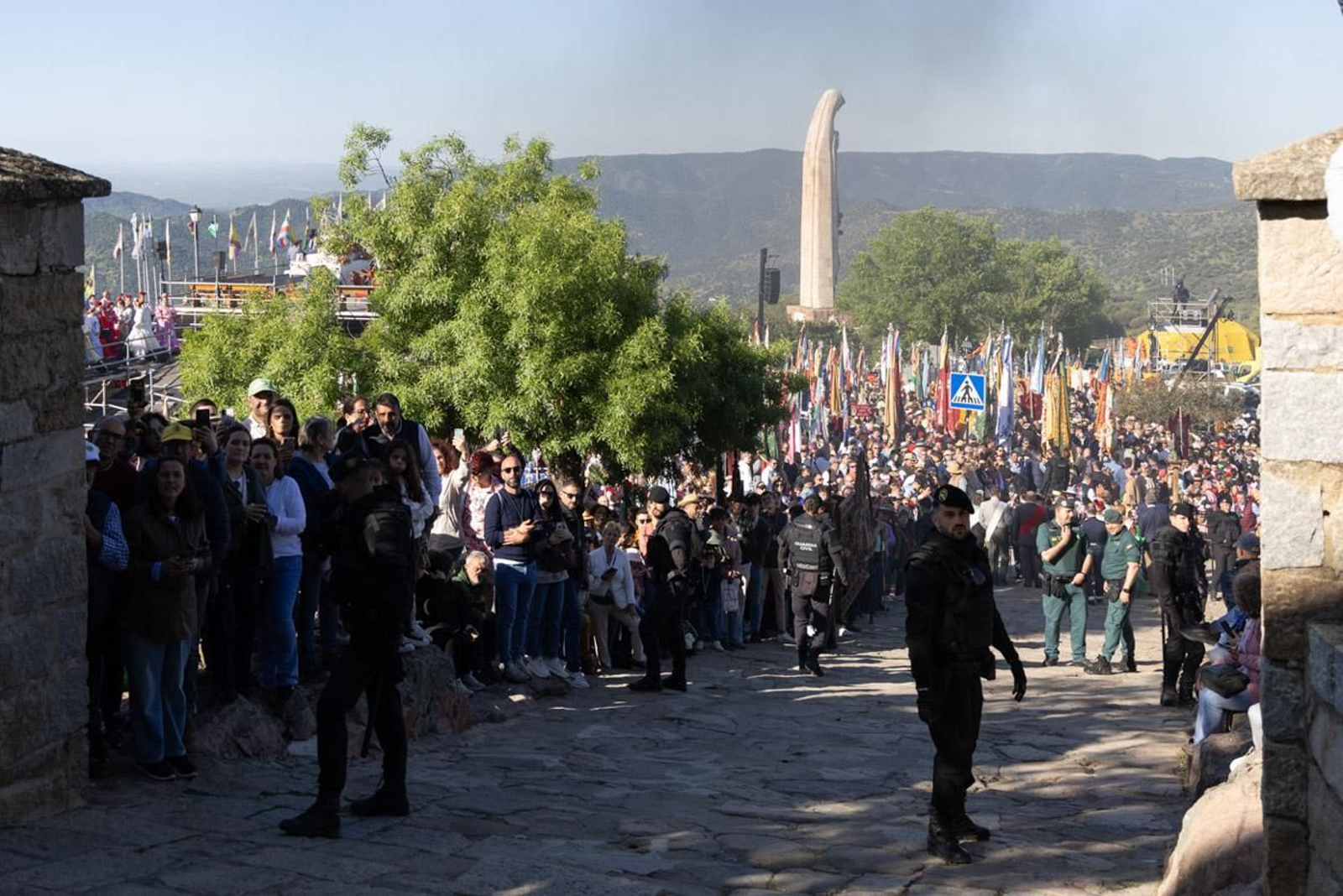 Miles de romeros acuden al encuentro de la Virgen de la Cabeza en su romería