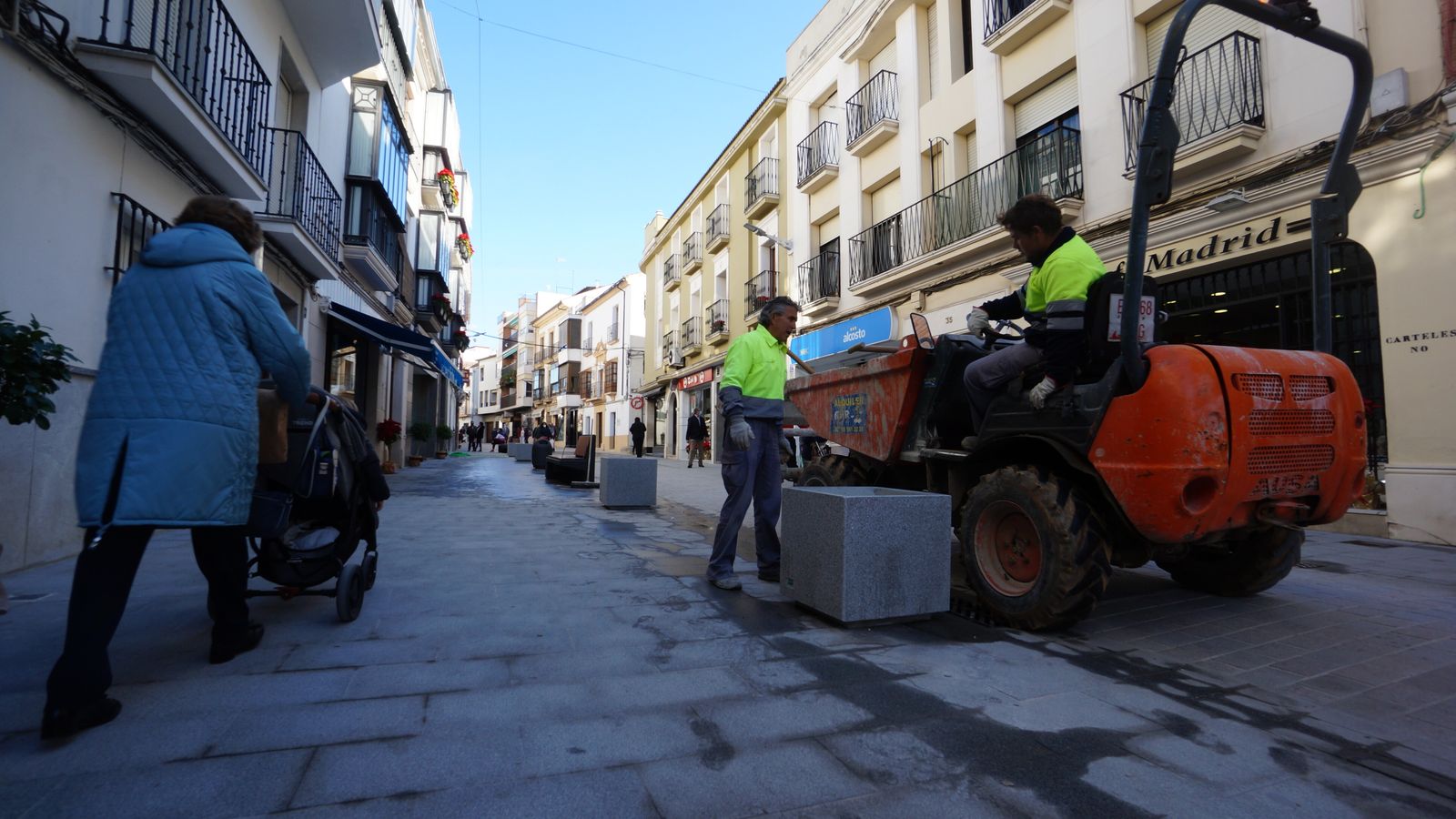 Operarios dan los últimos retoques.