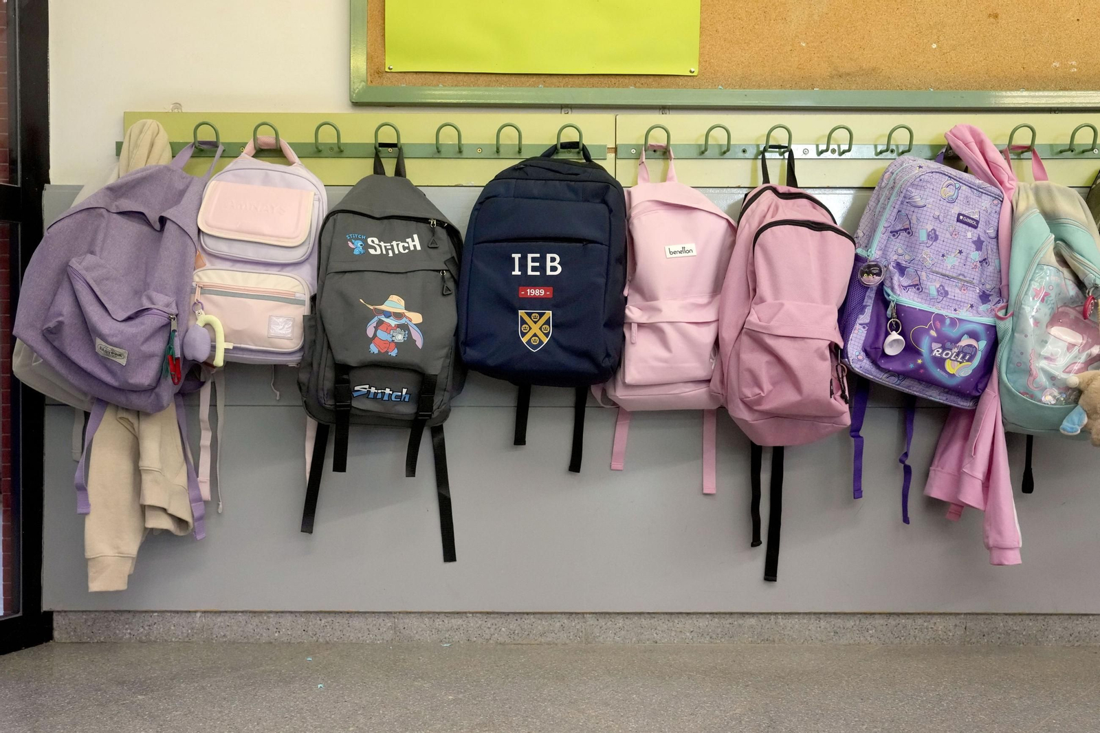 Mochilas en un aula.