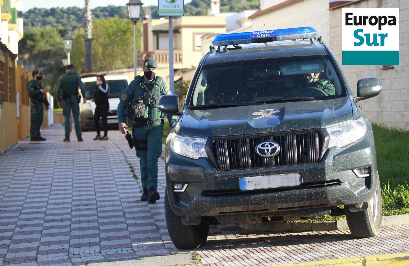 Varios agentes durante el registro de un piso en Los Barrios, este martes.