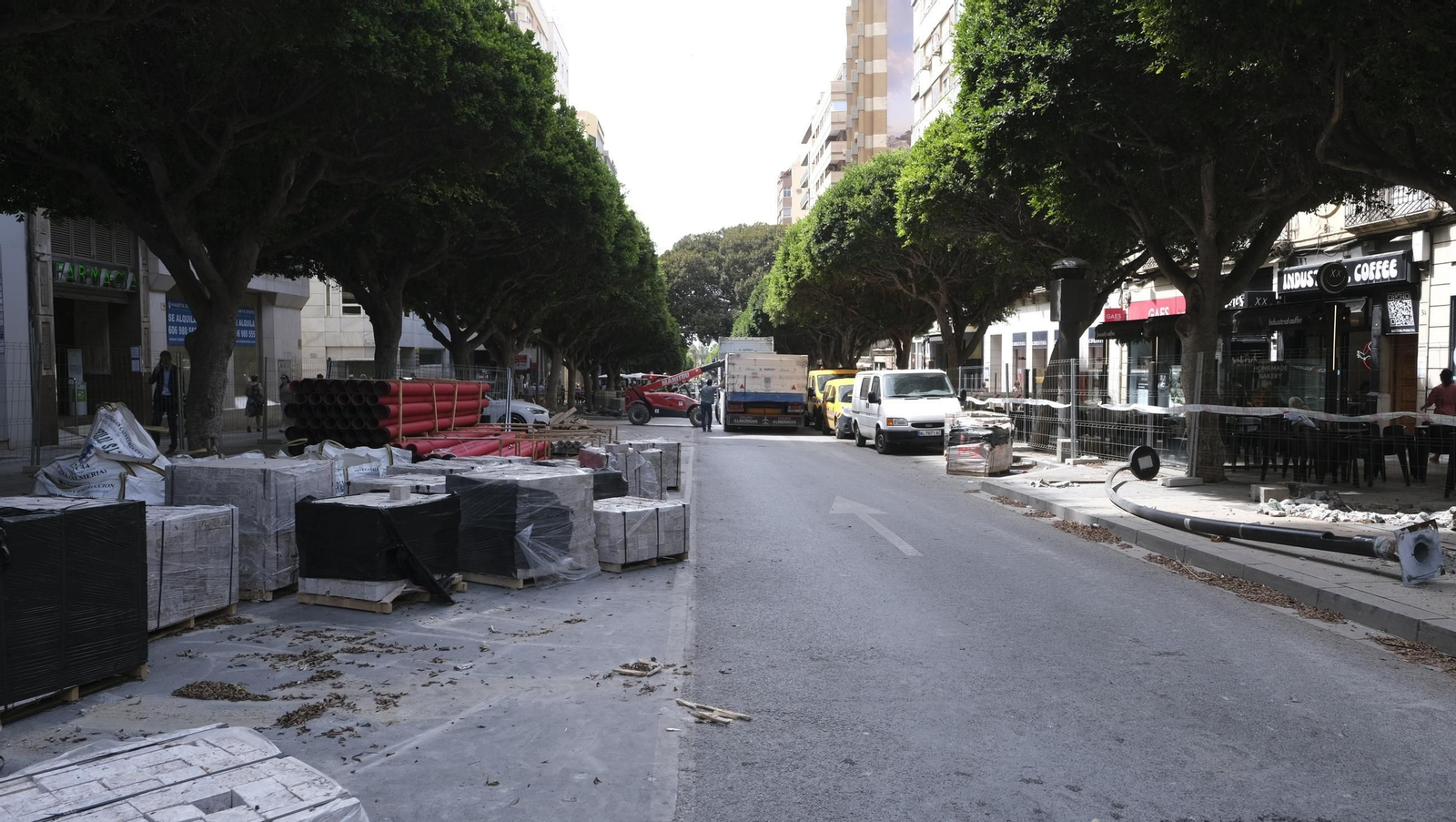 Las obras de peatonalización del Paseo de Almería entran en el turno de noche, en imágenes