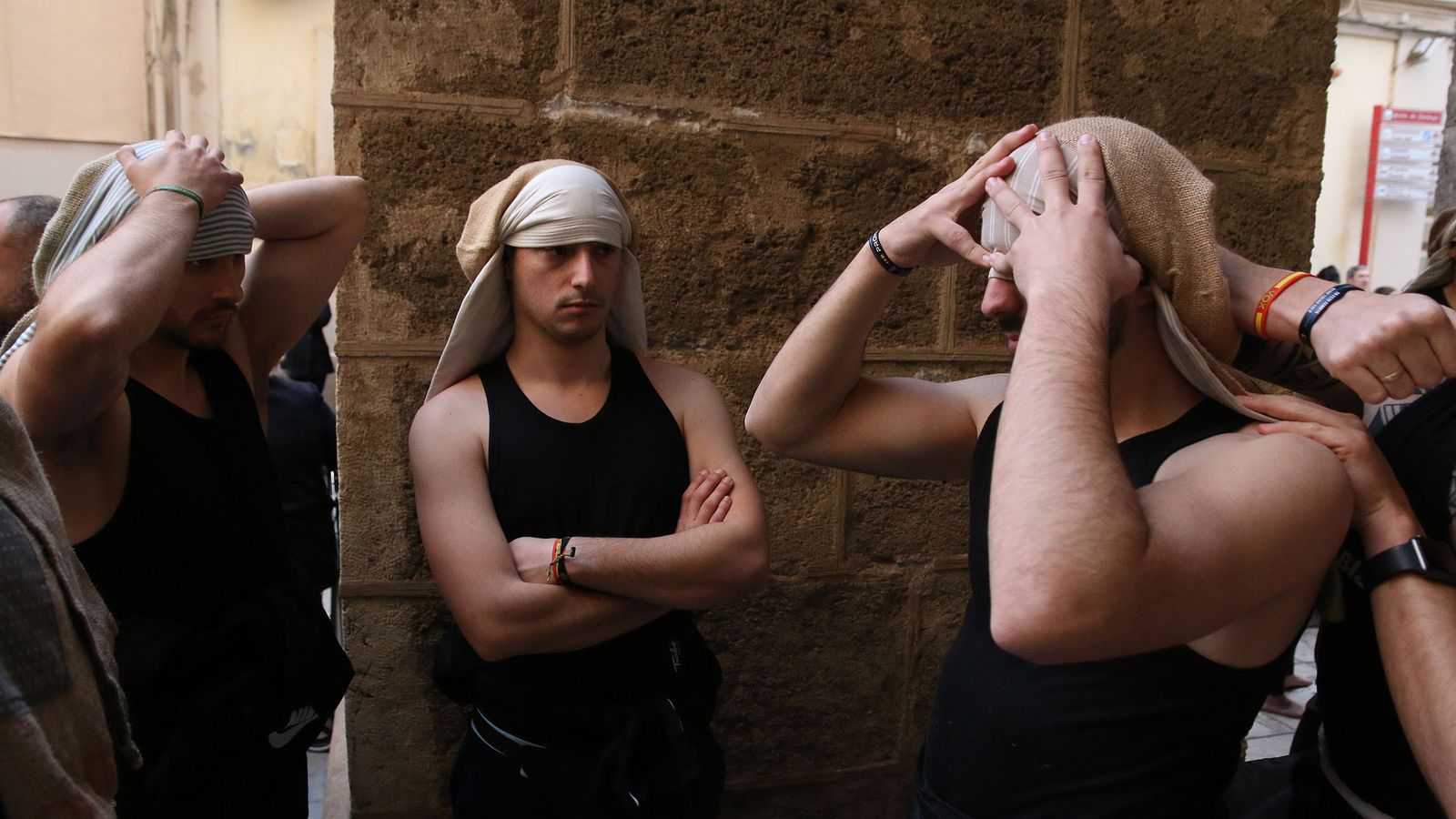 Costaleros de la Soledad poniéndose el costal.