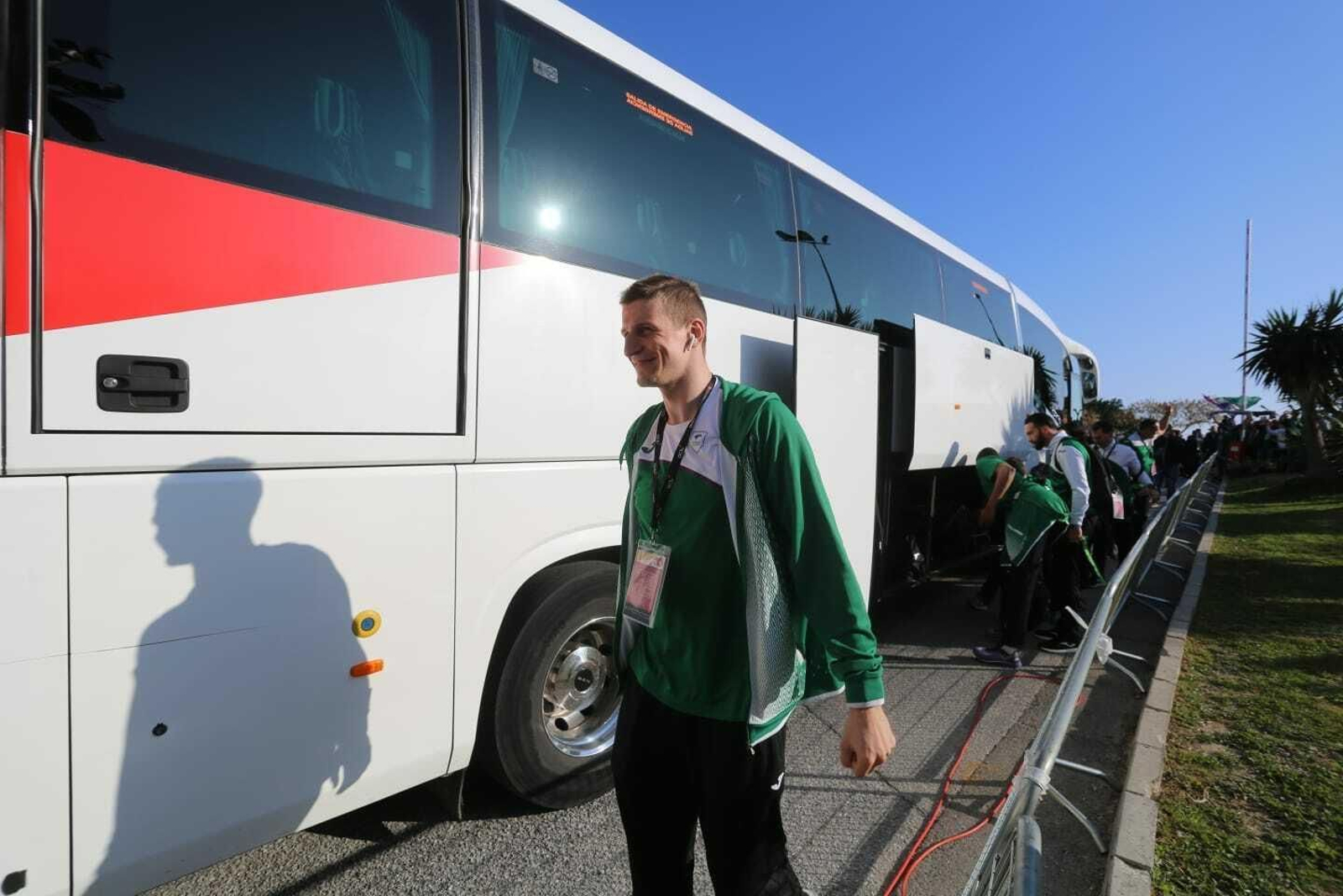 El recibimiento de la afición al Unicaja a su llegada al Martín Carpena para jugar la final de la Copa Del Rey