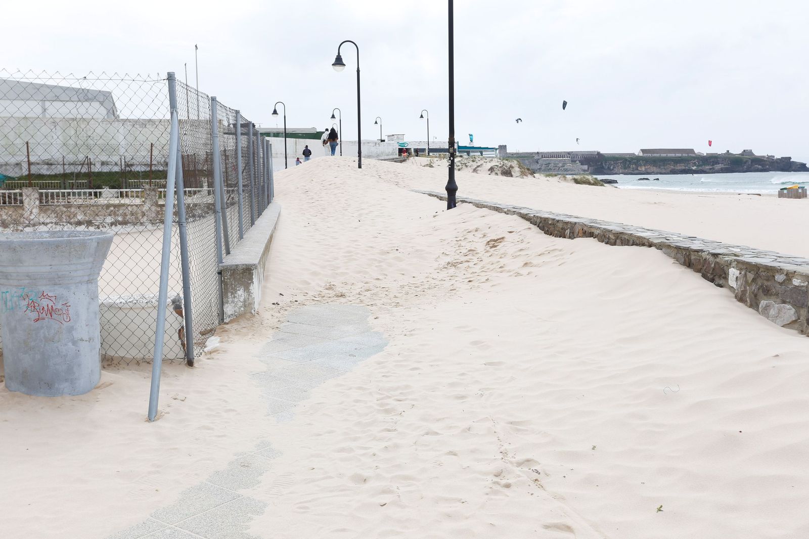Las fotografías del paseo marítimo de Tarifa cubierto por la arena
