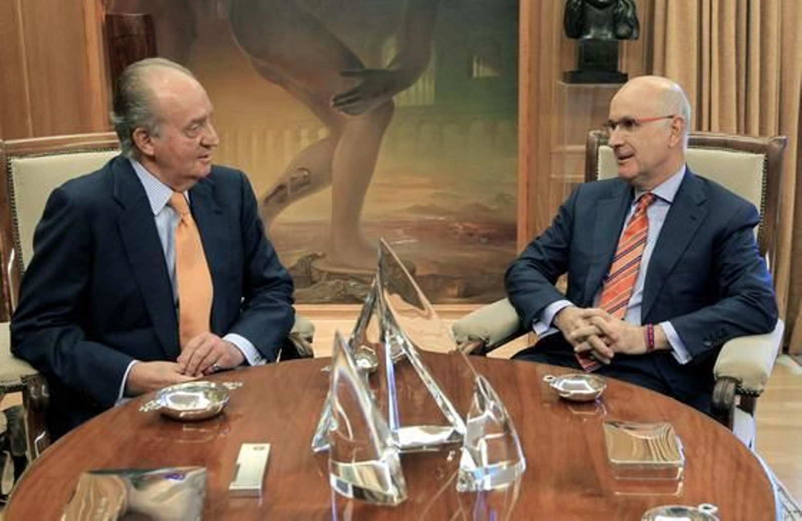 El rey y Duran, durante su turno de consultas para la investidura del presidente del Gobierno

Foto: EFE