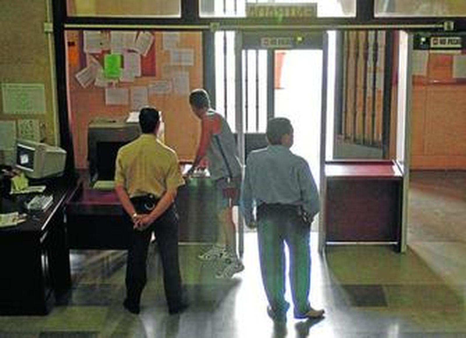 Los vigilantes custodian los accesos de las sedes judiciales y la Guardia Civil completa la seguridad.