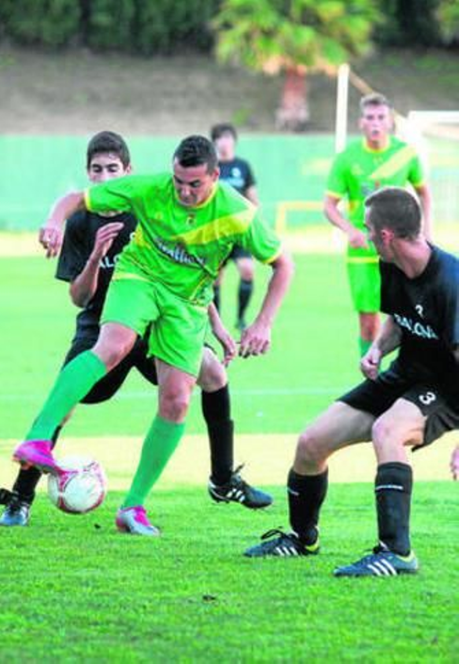 Un lance del amistoso jugado ayer en el San Rafael.