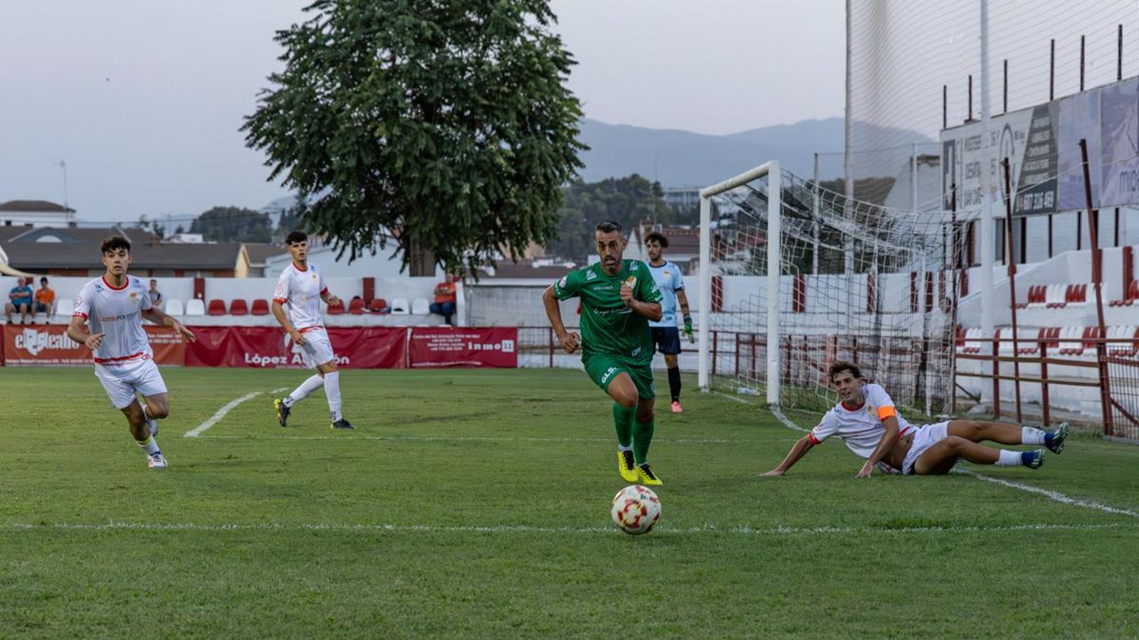 El primer equipo marteño se deshizo sin apuros de su filial.