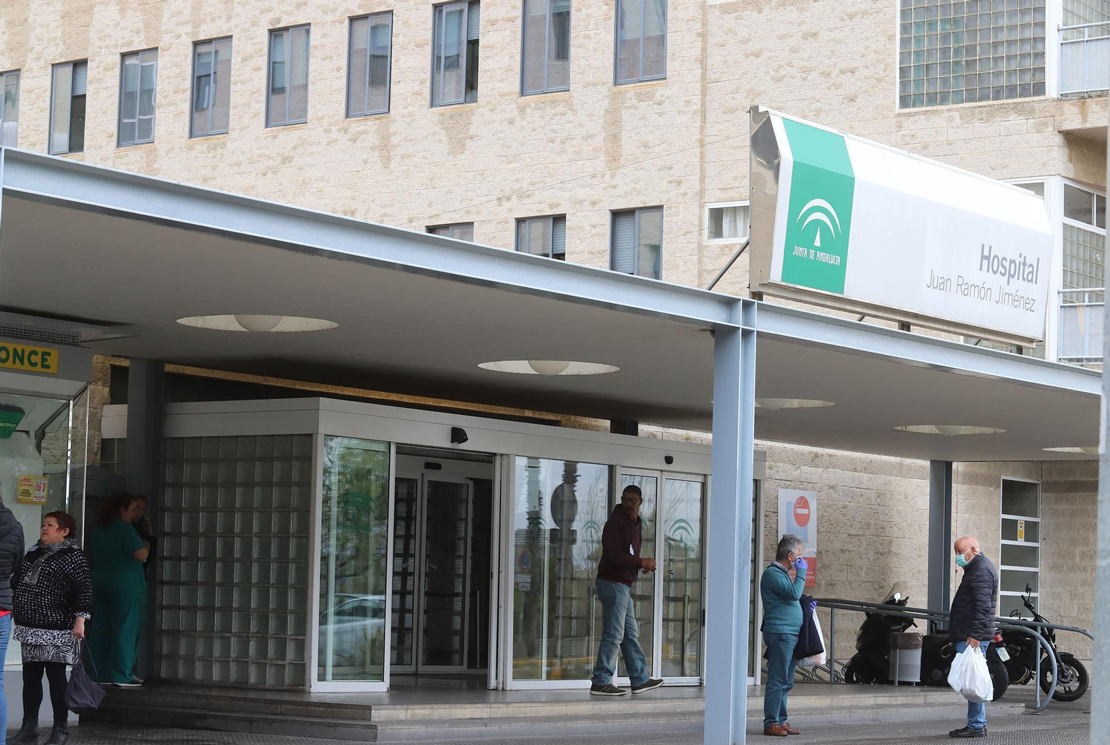 Puerta principal del hospital Juan Ramón Jiménez de Huelva.
