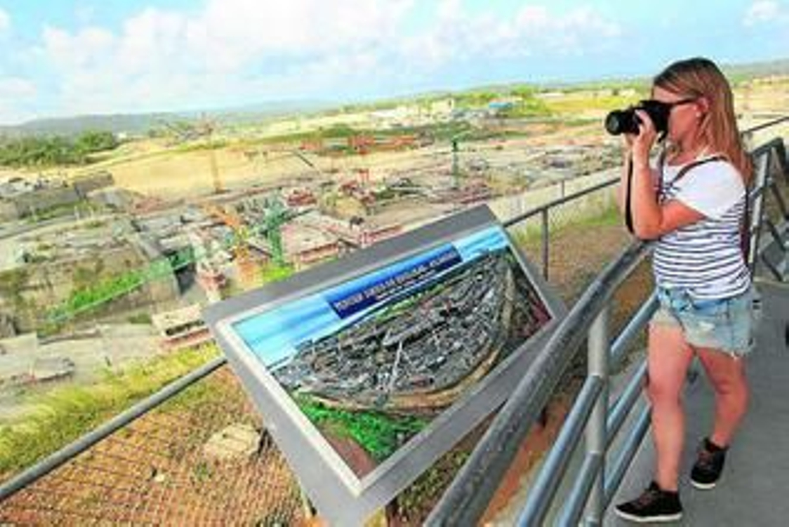Imagen de una joven observando las obras del Canal de Panamá.