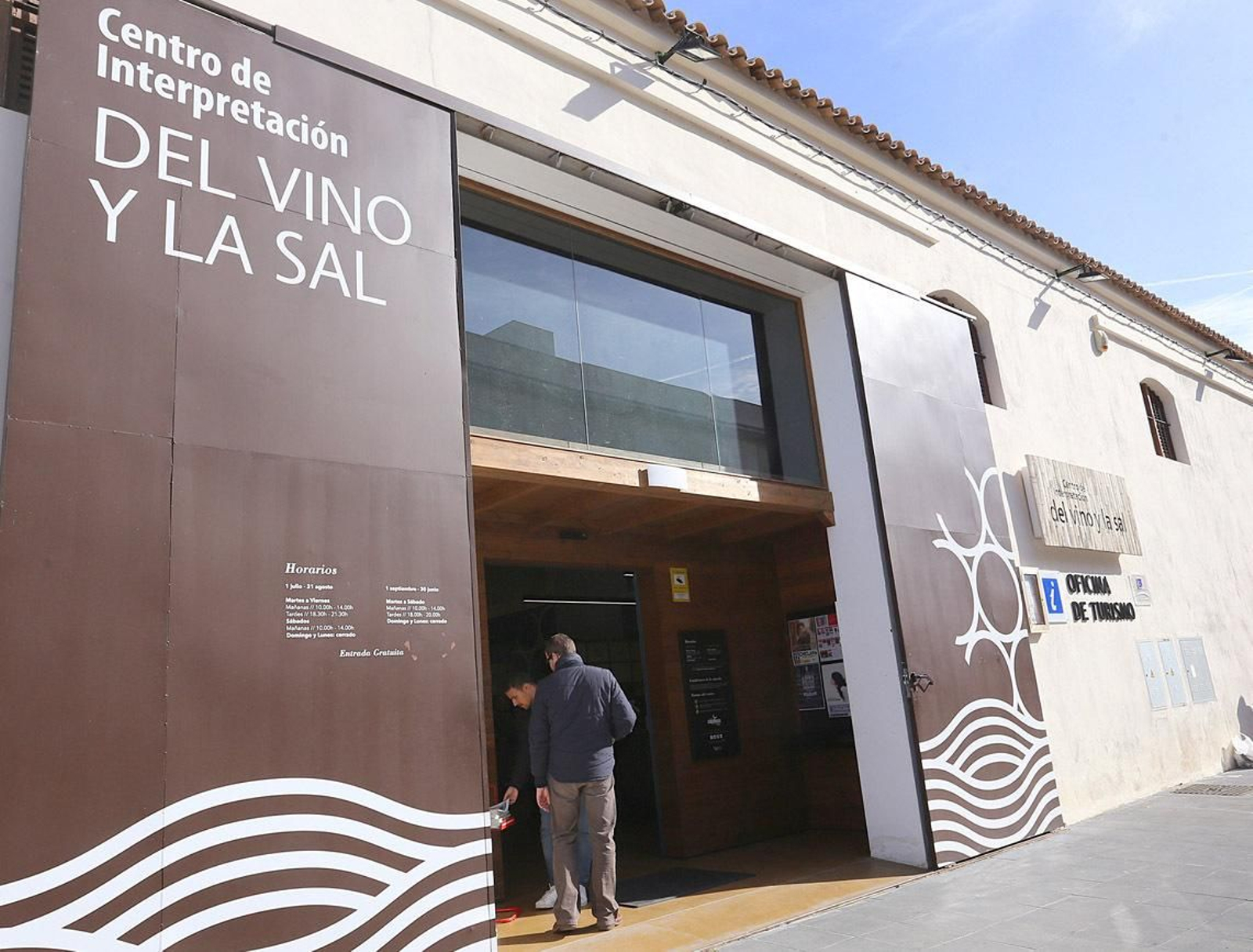 Entrada principal del Centro del Vino y la Sal.