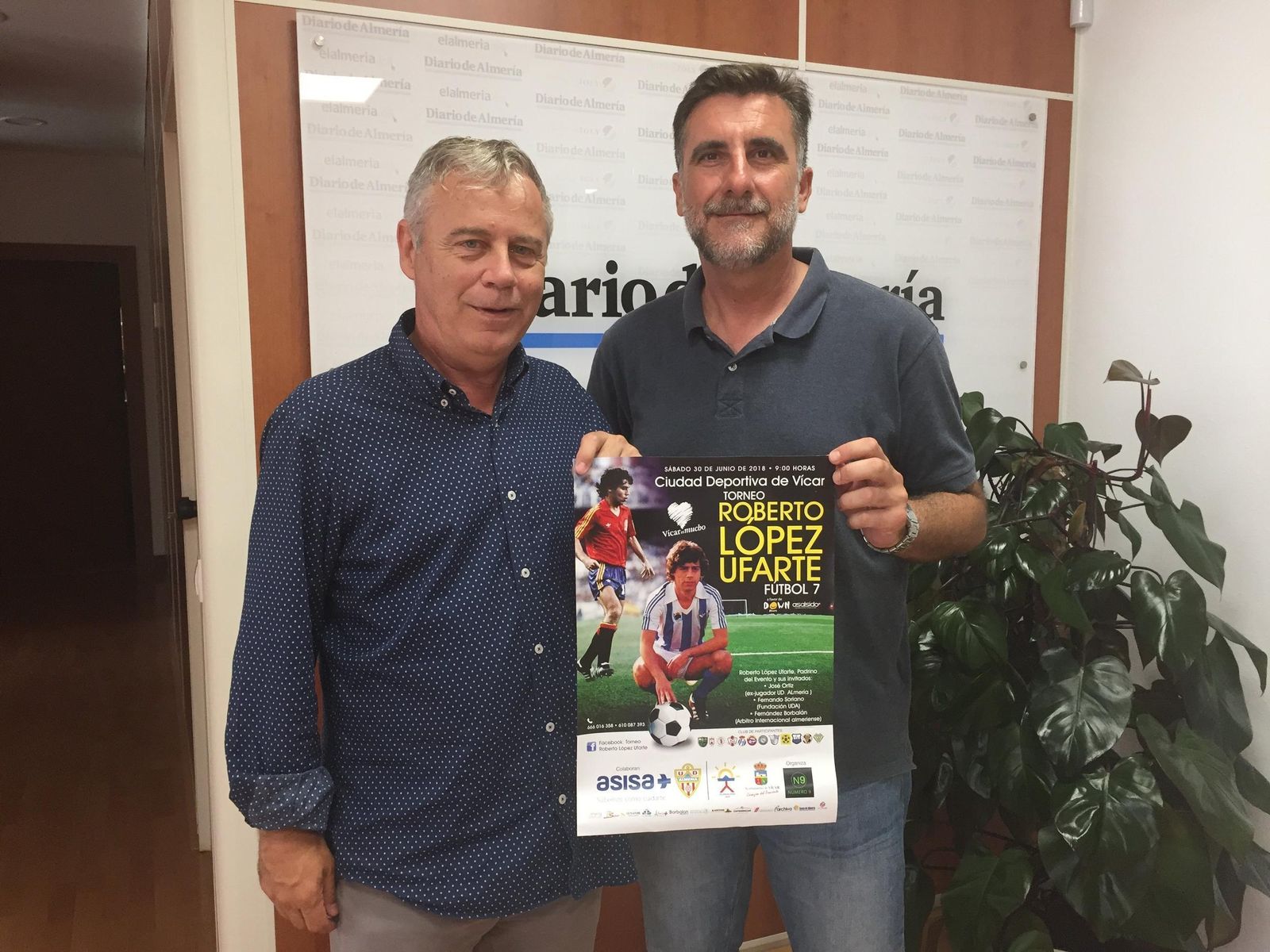 López Ufarte y Alfonso Ufarte con el cartel del evento en la sede del Diario.