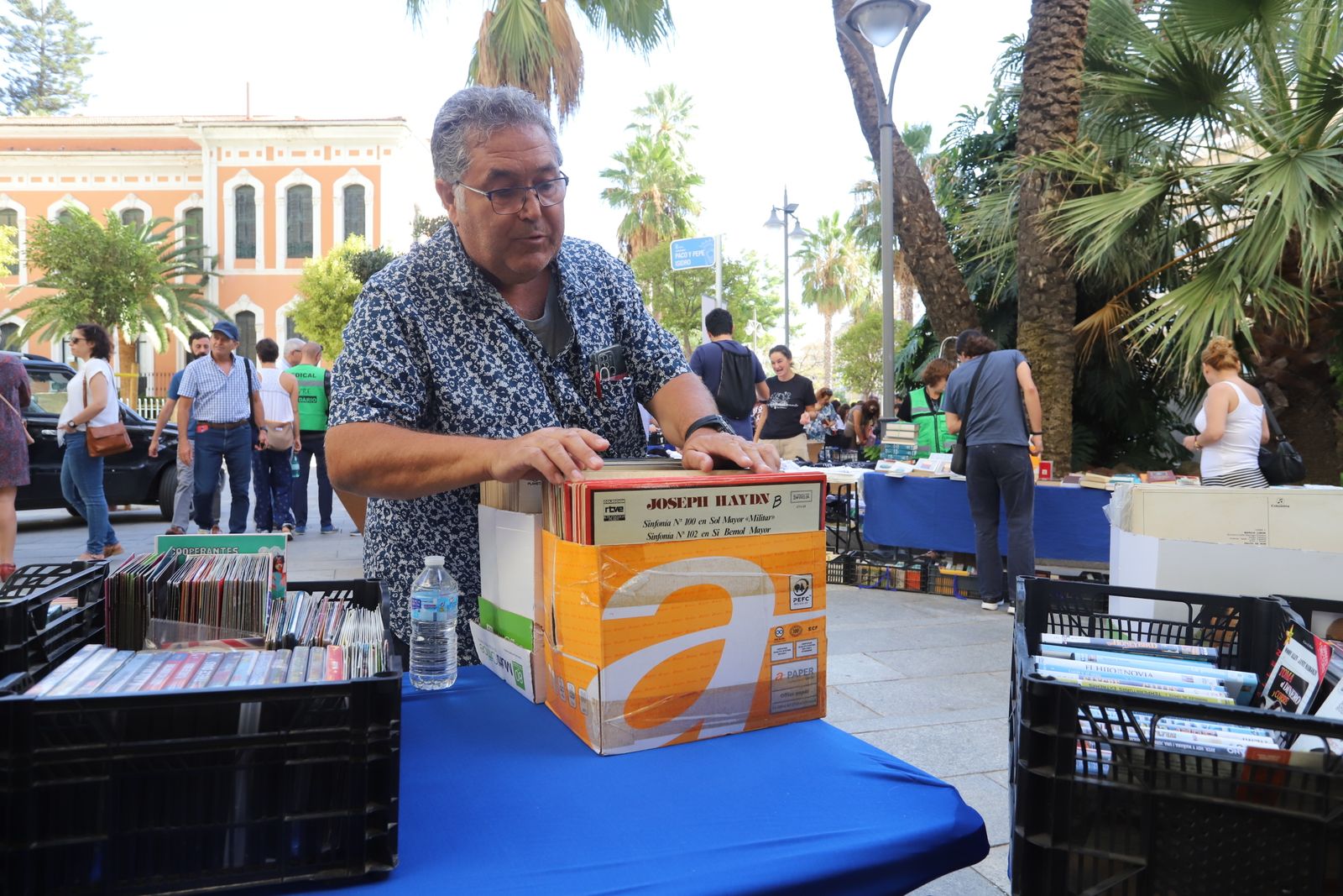 Mercadillo solidario en Huelva.