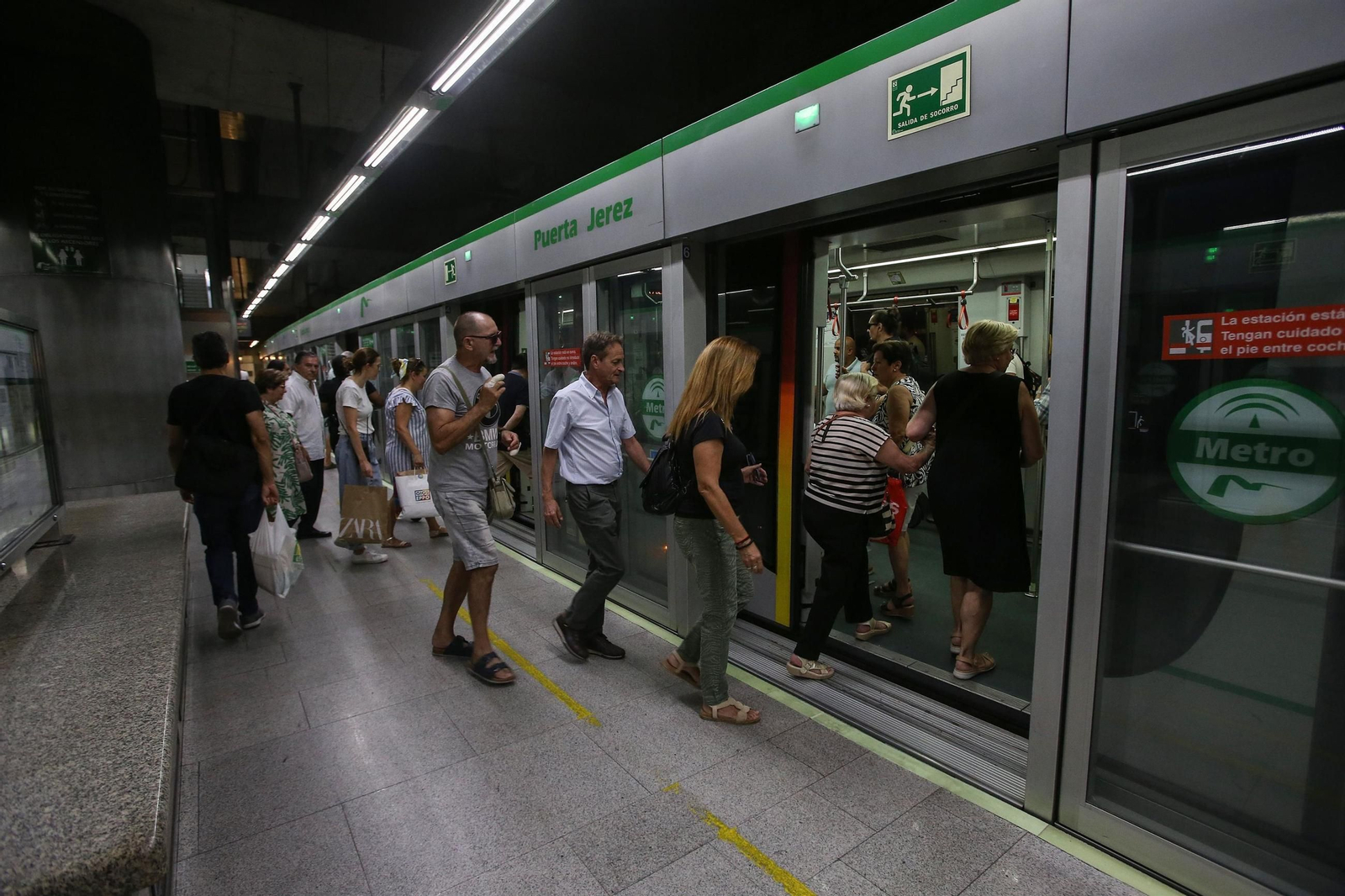 Viajeros del Metro de Sevilla