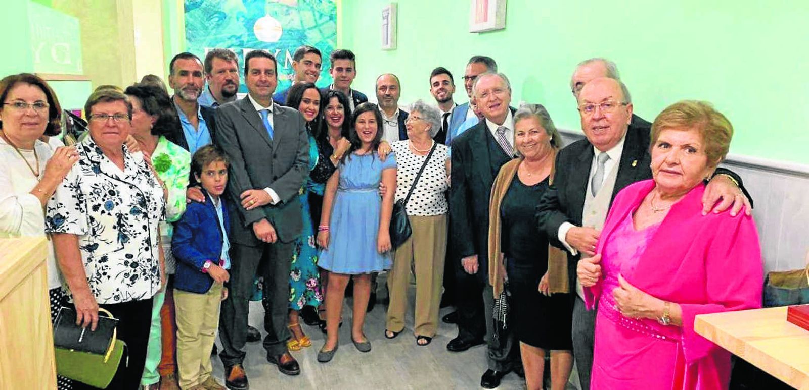 El pregonero de Alabanza de la Virgen del Rosario, Martín José García Sánchez, reunido con un grupo de familiares y amigos tras su pregón en la iglesia de Santo Domingo.