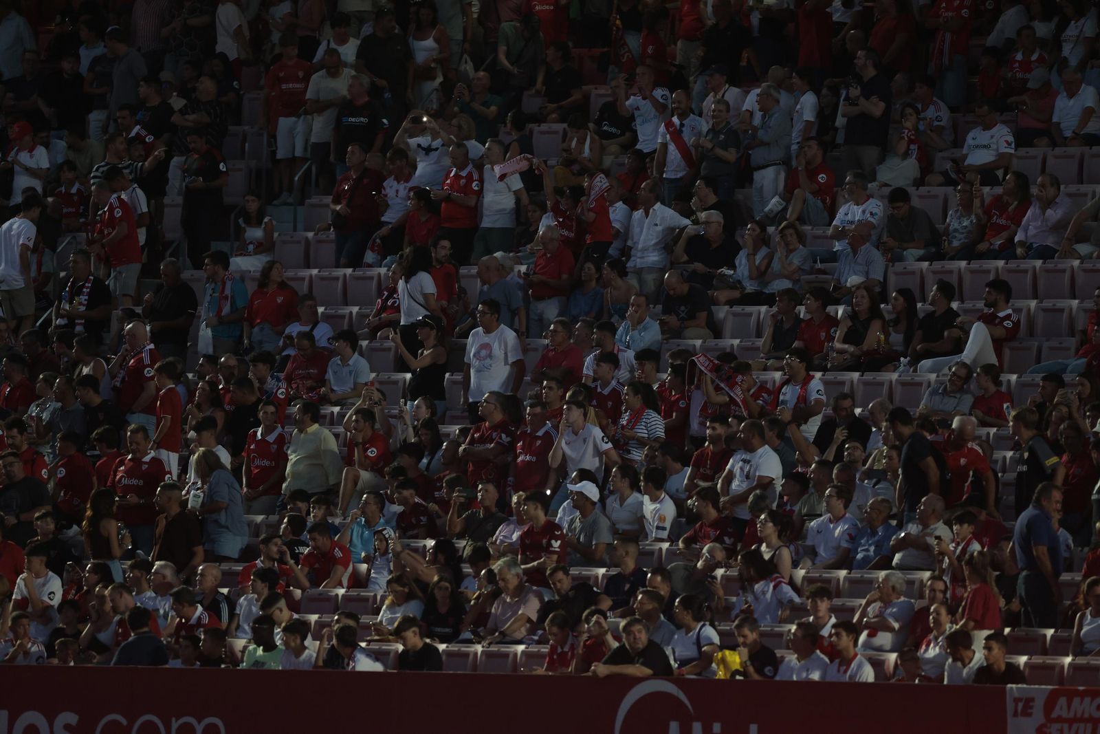 Búscate en las fotos del Sevilla - Elche