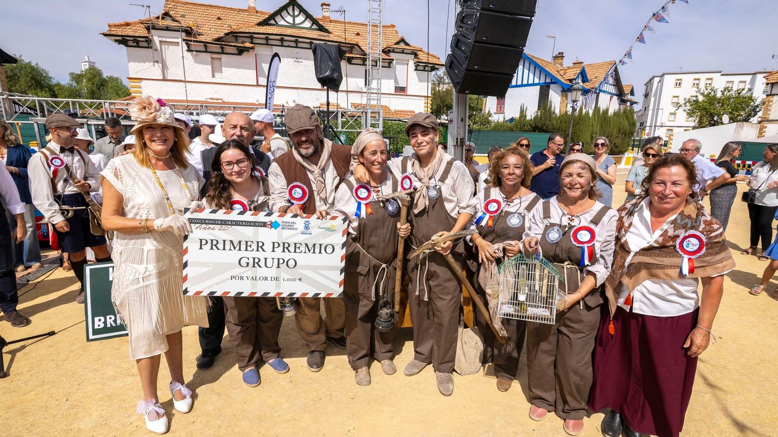 Ganadores del primer premio en la categoría grupal junto a la alcaldesa de Huelva, Pilar Miranda.