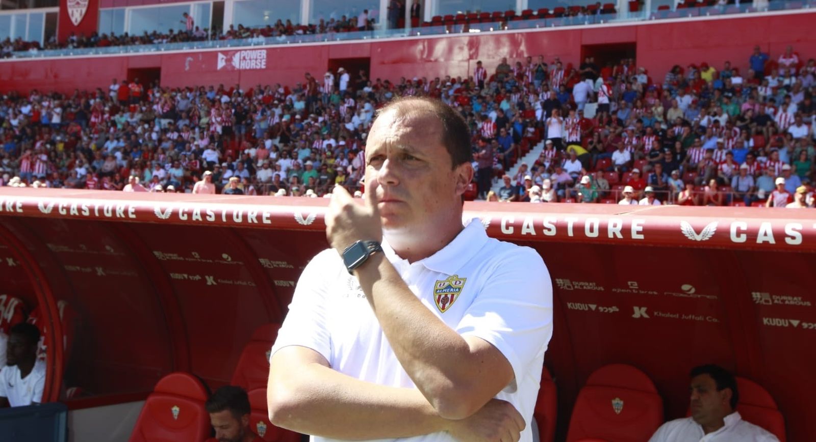 Lasarte, de pie antes del pitido inicial