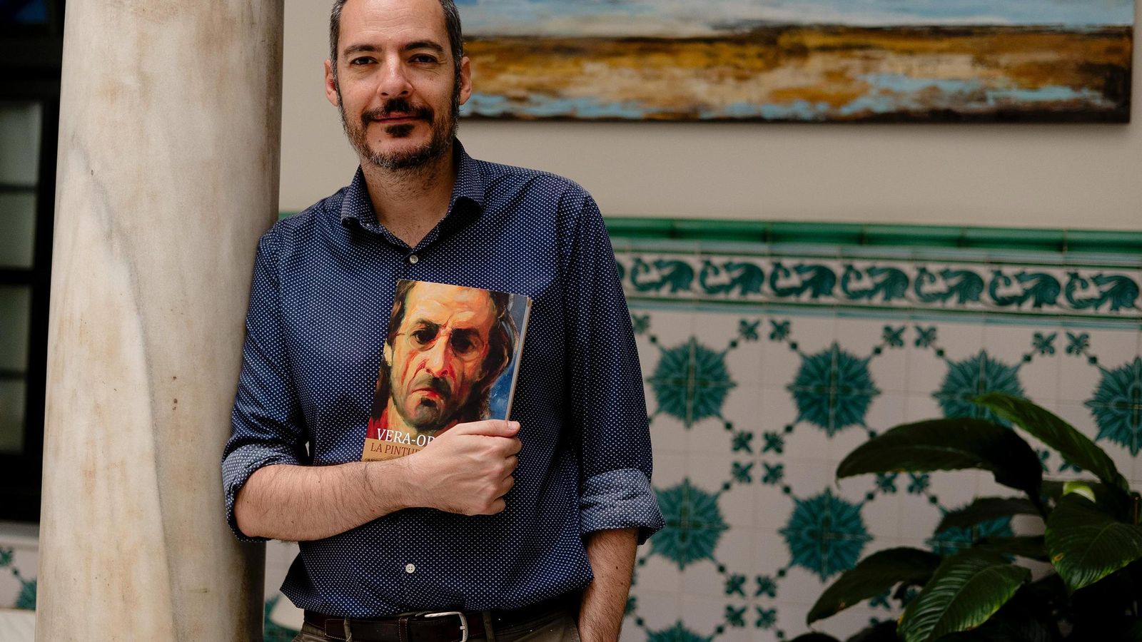 Antonio Álvarez del Pino, con su libro sobre Luis Eduardo Aute.