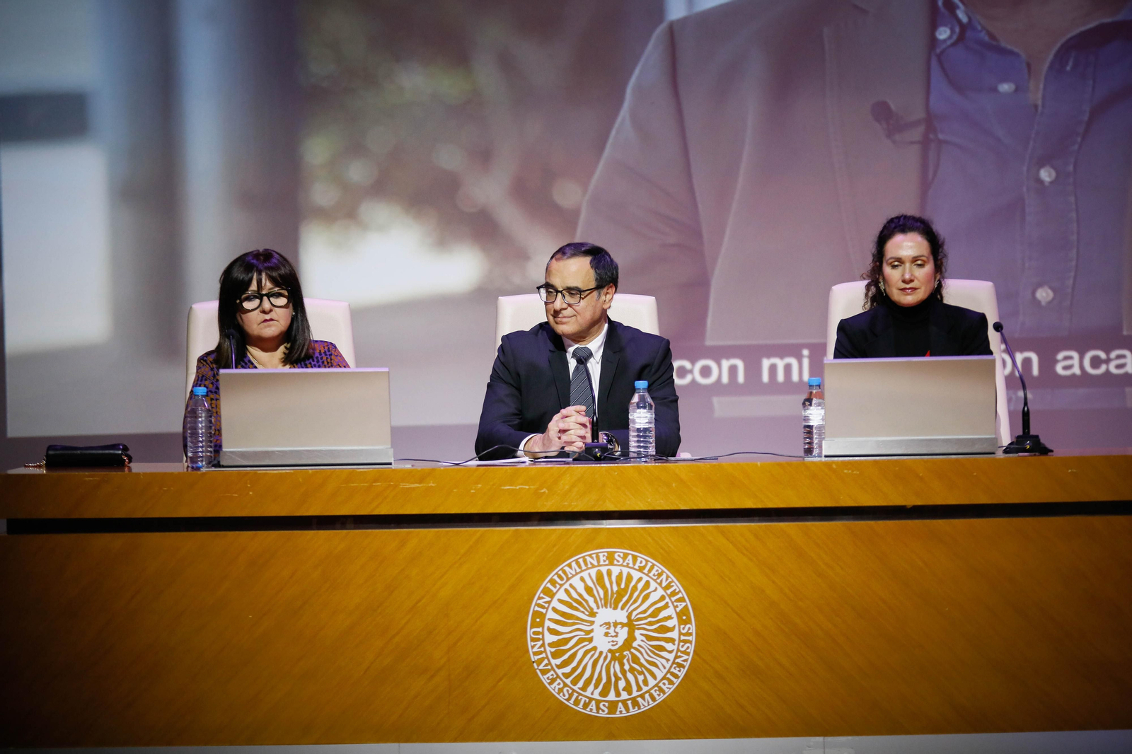 Imágenes del acto de reconocimiento a antiguos alumnos y amigos de honor en la UAL