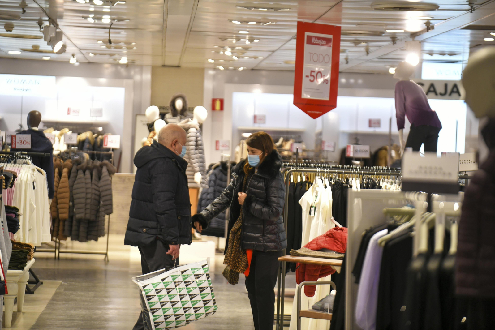 Fotos: el inicio de las rebajas en el Corte Inglés de Granada