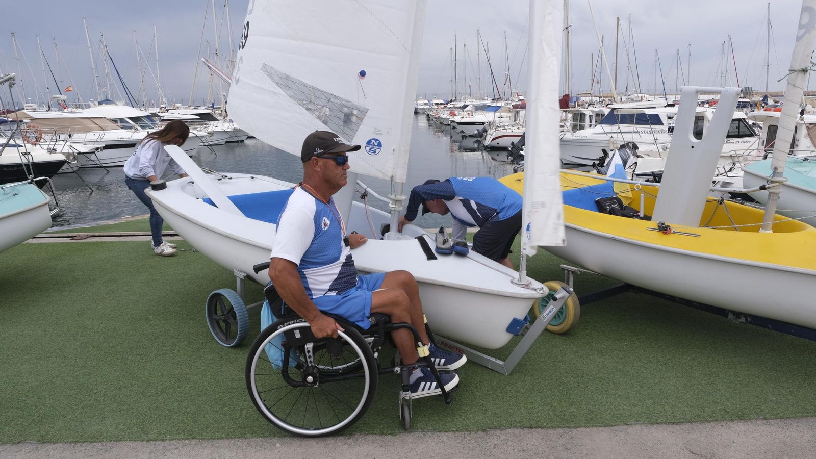Una pareja de participantes preparando su embarcación antes del comienzo de la competición.