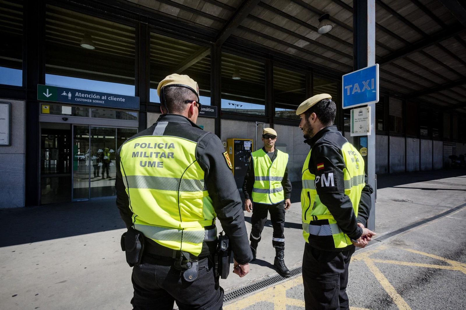 Efectivos de UME realizan labores de desinfección en la estación de trenes.