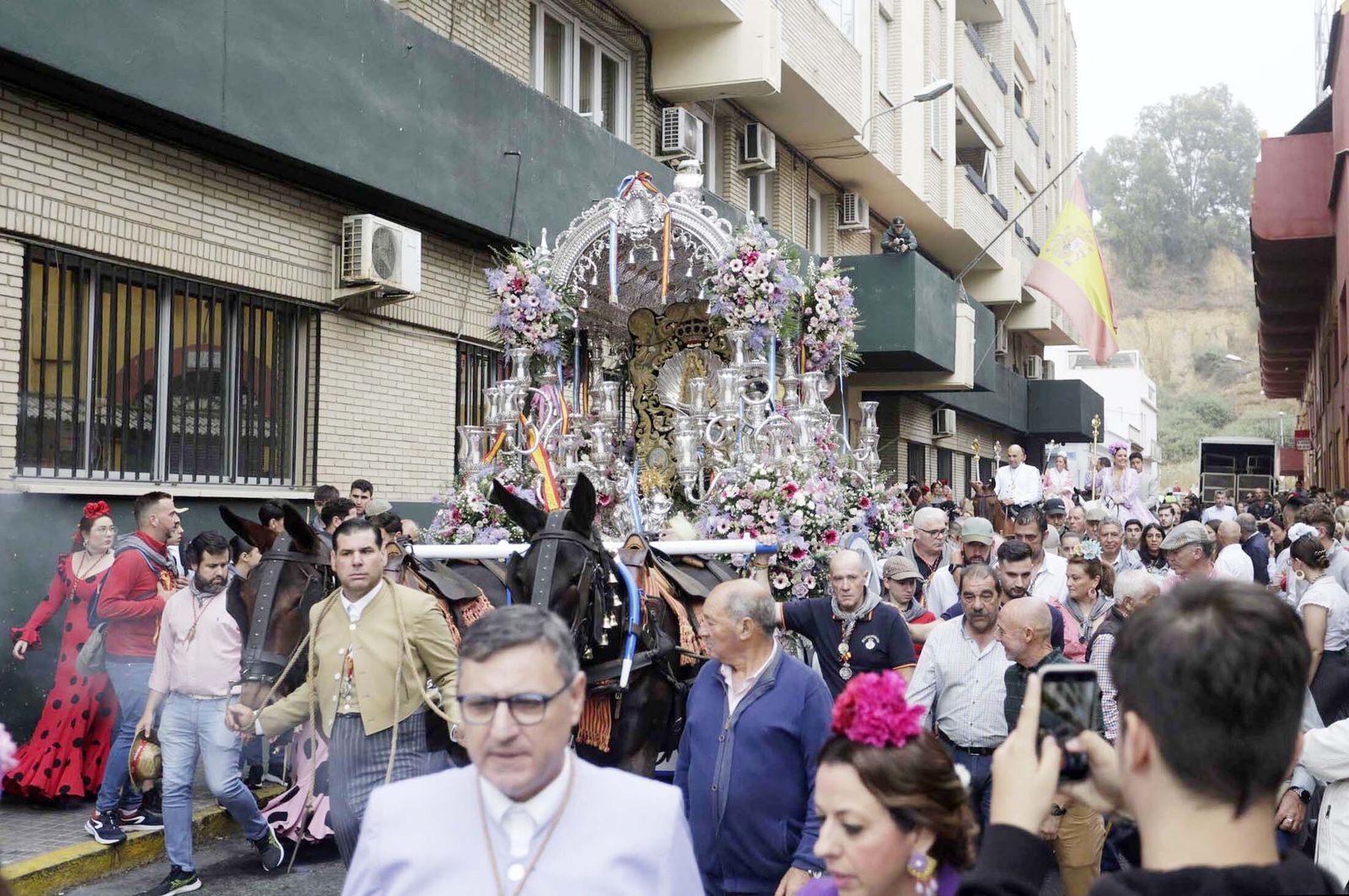 El Rocío 2023: Imágenes de la Hermandad de Emigrantes en su salida de Huelva