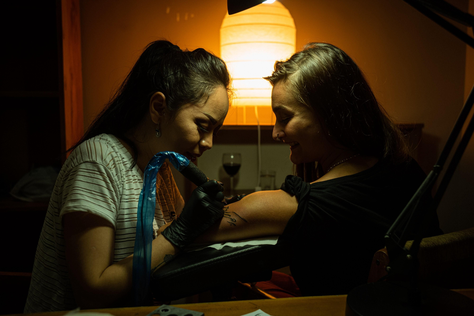 La tatuadora que rompe tabús y desafía a la conservadora sociedad afgana