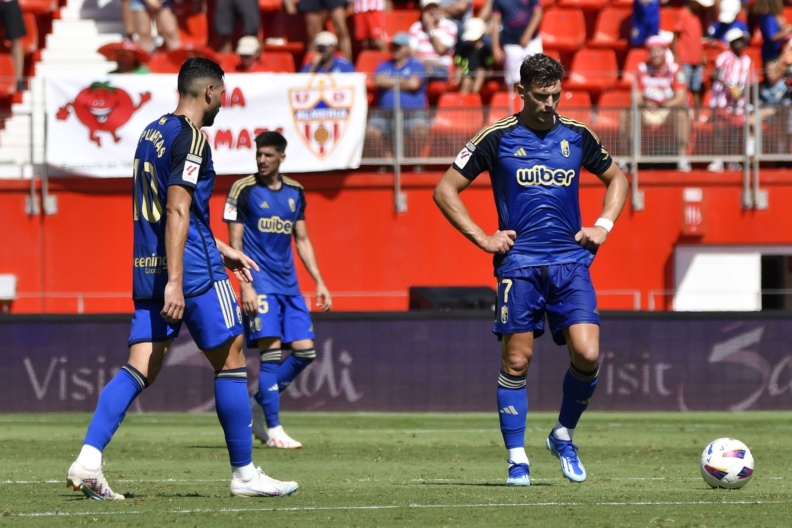 Puertas y Boyé tras encajar el Granada CF uno de los tantos.
