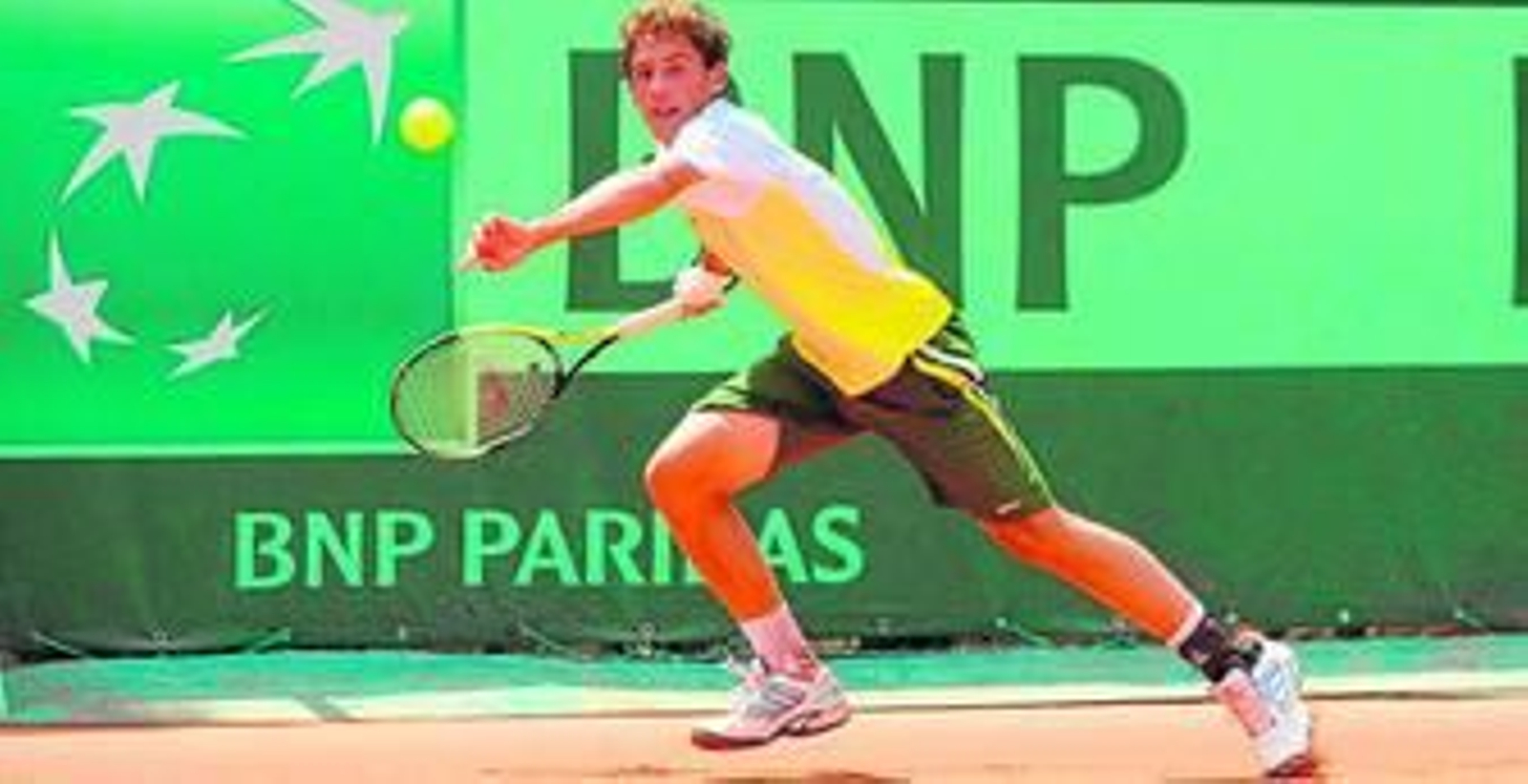 Carballés trata de devolver una pelota durante el pasado torneo júnior de Roland Garros.