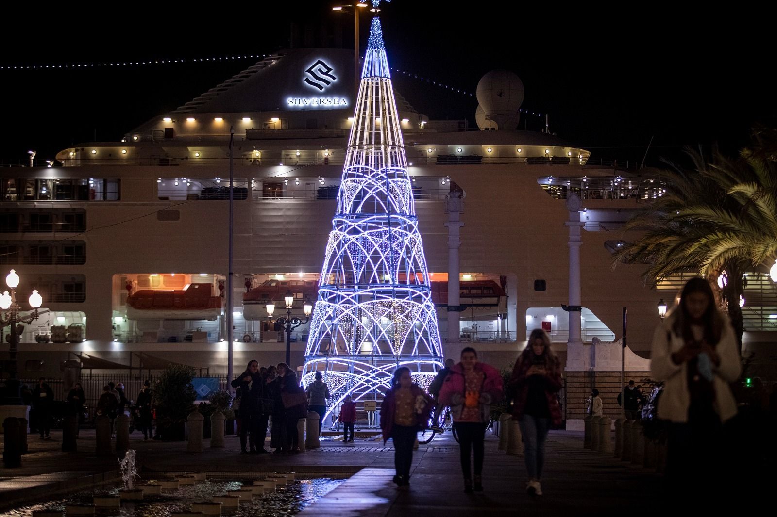 Imagen del árbol navideño instalado en la plaza de San Juan de Dios, junto al muelle.