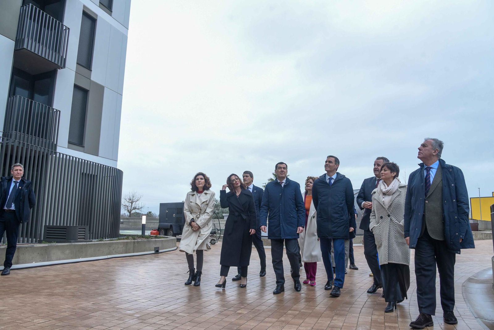 Pedro Sánchez y autoridades preside el acto de entrega de llaves promoción de vivienda pública de alquiler asequible en Sevilla