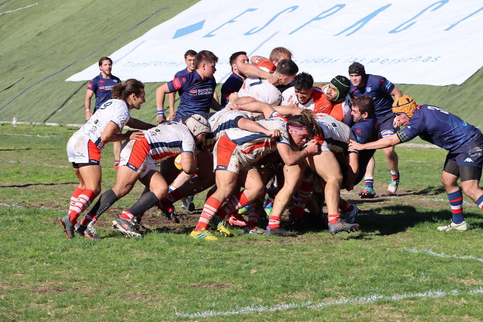 Melé sobre el embarrado campo del Juan Rojas