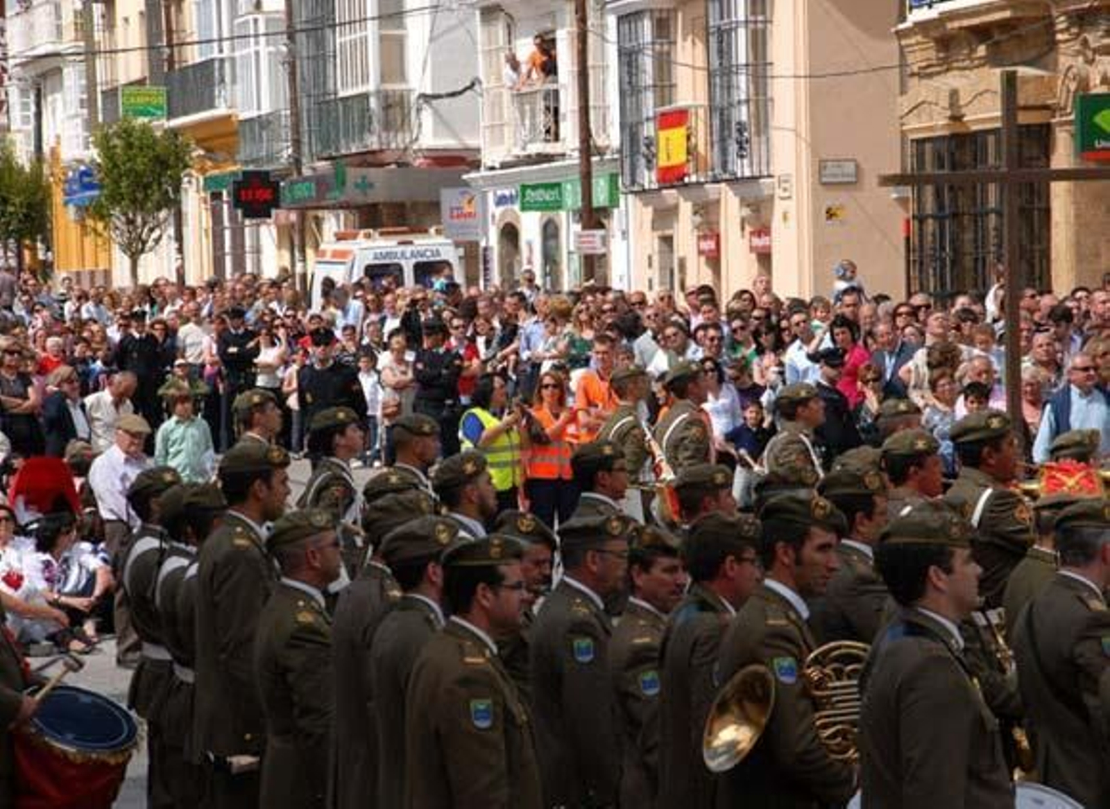 Casi 200 personas participaron en la jura de bandera civil, celebrada en la calle Real

Foto: Rioja