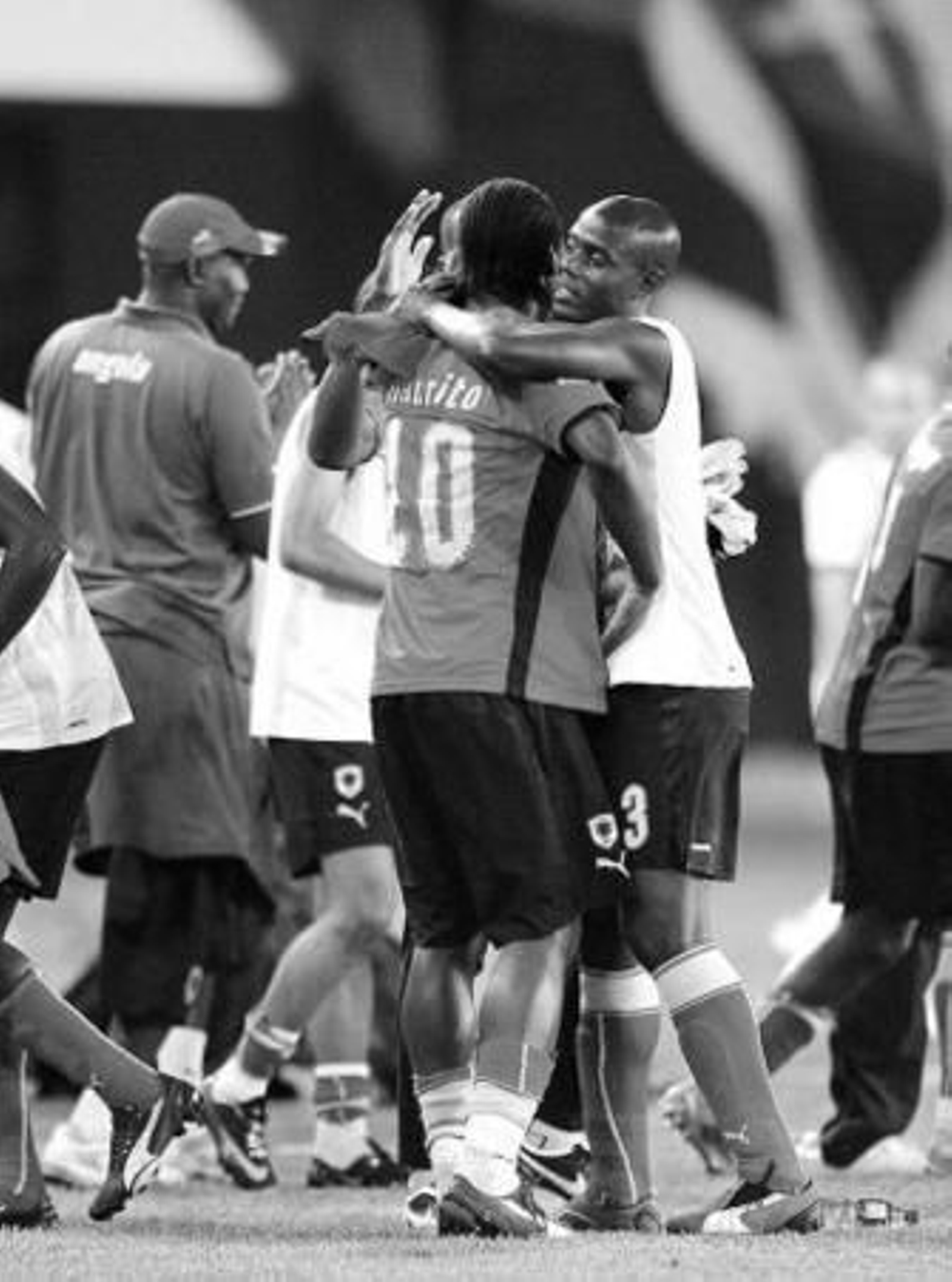 Angola celebra el pase a cuartos de final.