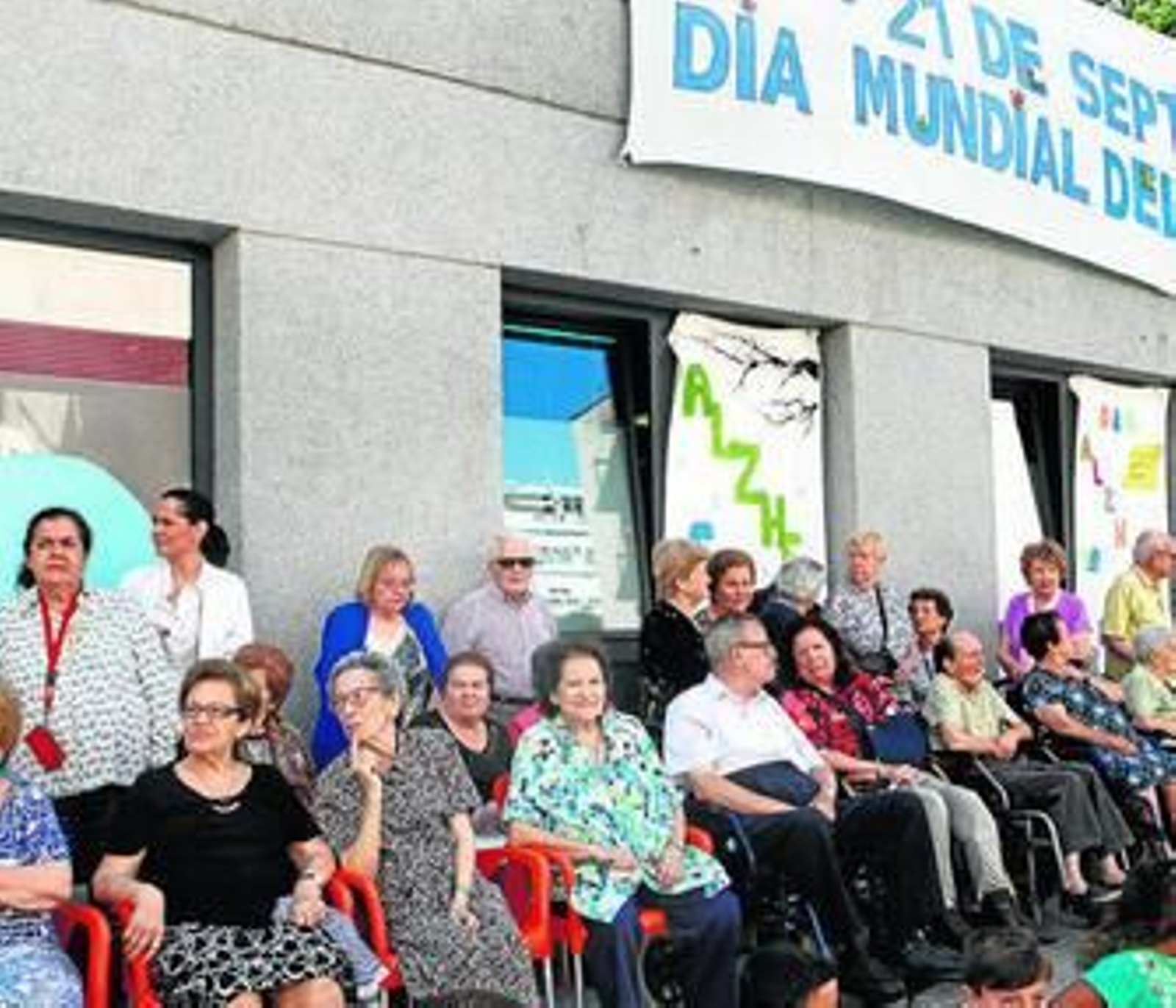 Usuarios, familiares y trabajadores del centro de Alzhe Cádiz en la celebración del Día Mundial.