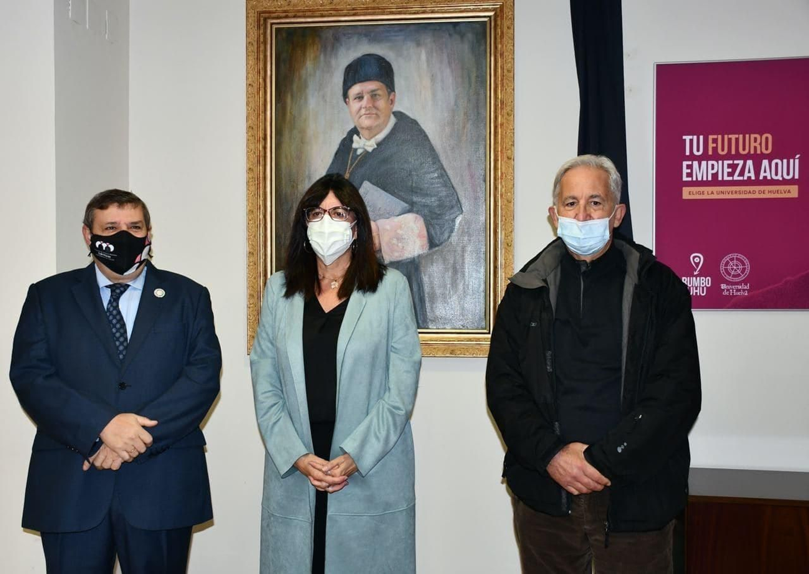 Francisco José Martínez, María Antonia Peña y Ramón León ante el retrato.