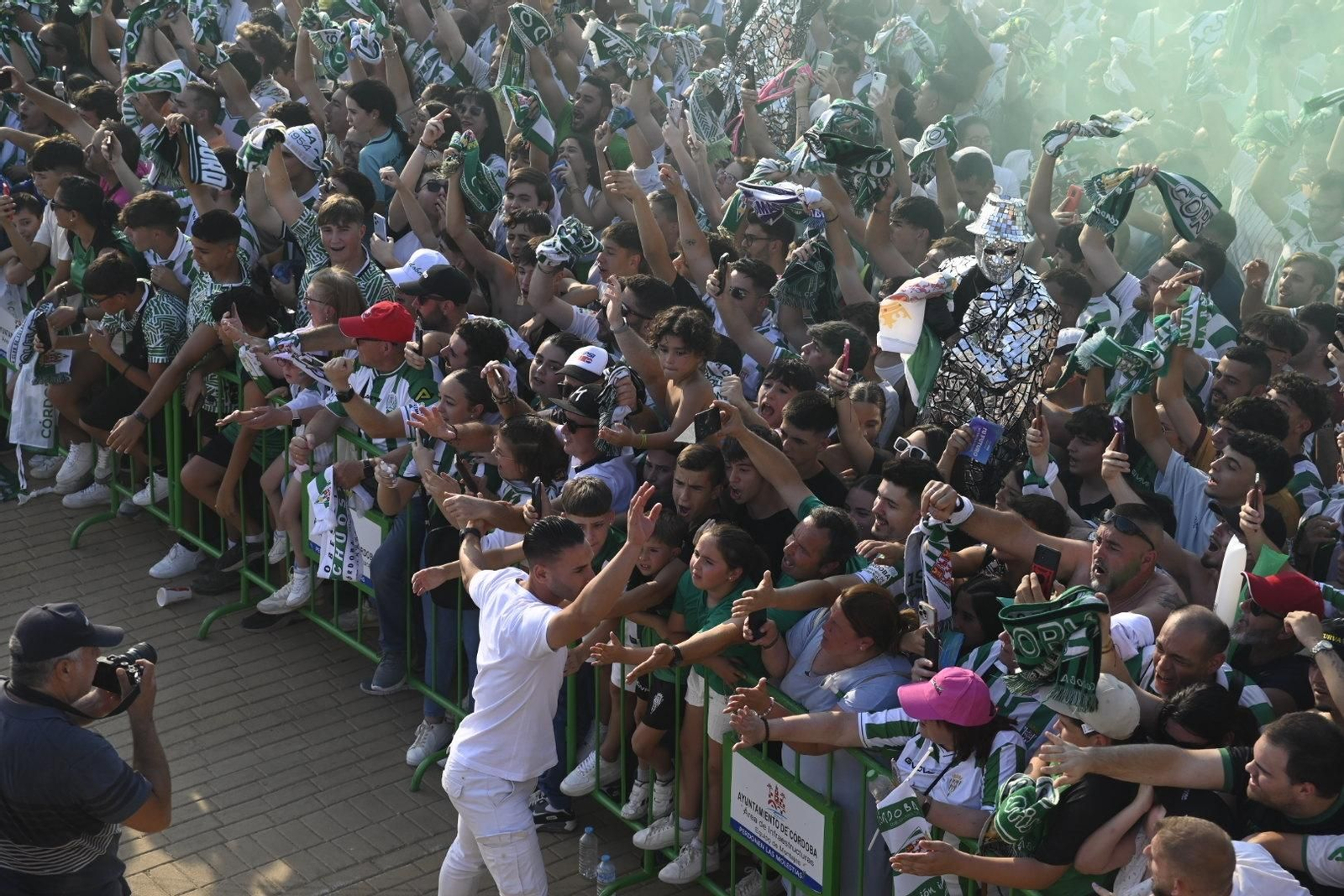 Las mejores imágenes del espectacular recibimiento a los jugadores del Córdoba CF antes de la final por el ascenso