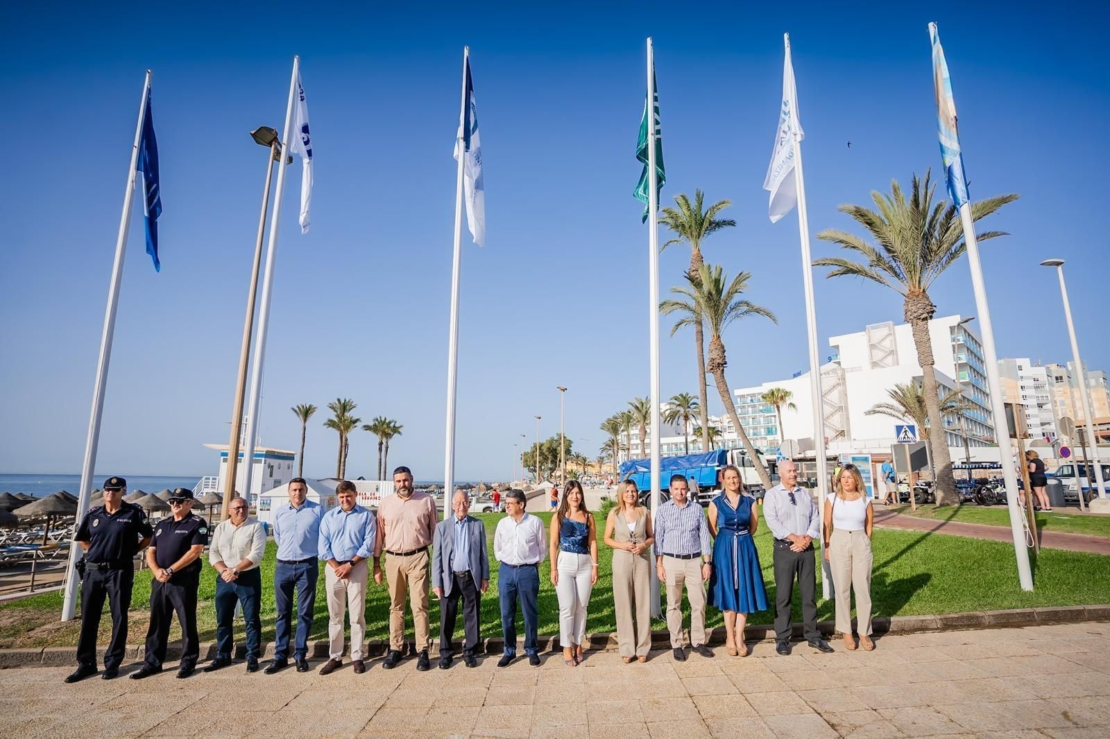 Alcaldes y ediles roqueteros junto a las banderas.