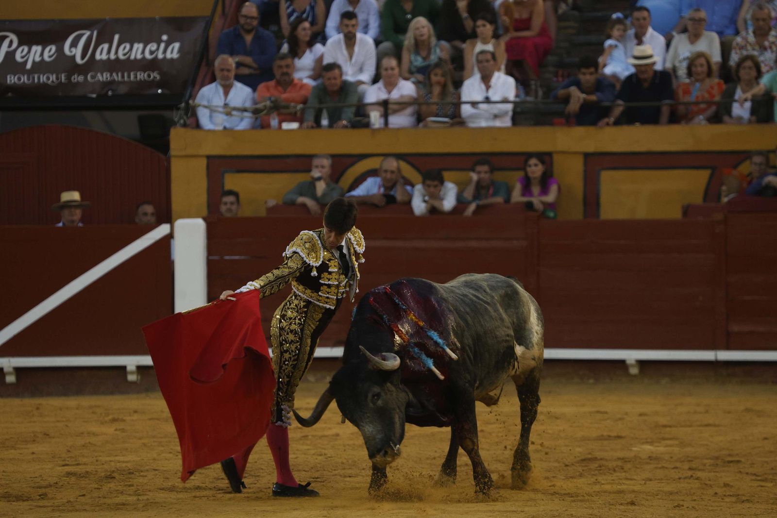 Una decepcionante corrida de Miura con Esaú Fernández a hombros cierra Algeciras