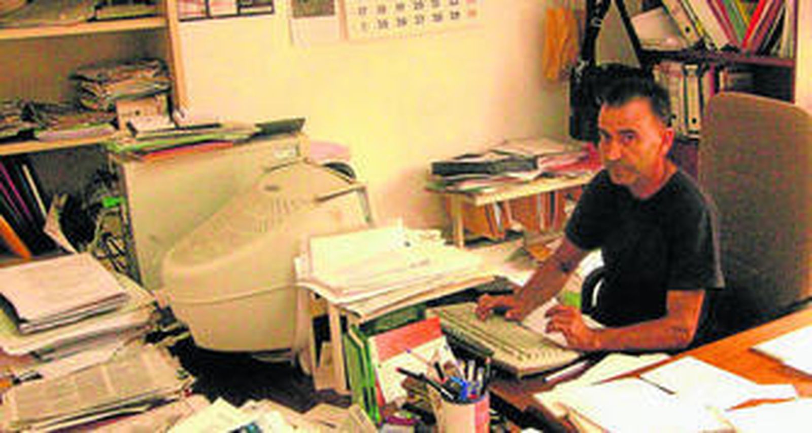 El presidente de la Comunidad de Regantes Sol y Arena, Juan Romero, en su despacho.