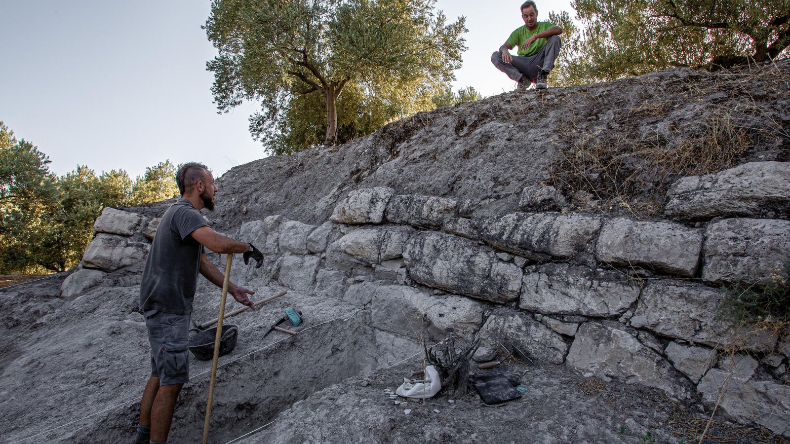Excavación en el recinto fortificado de El Higuerón.