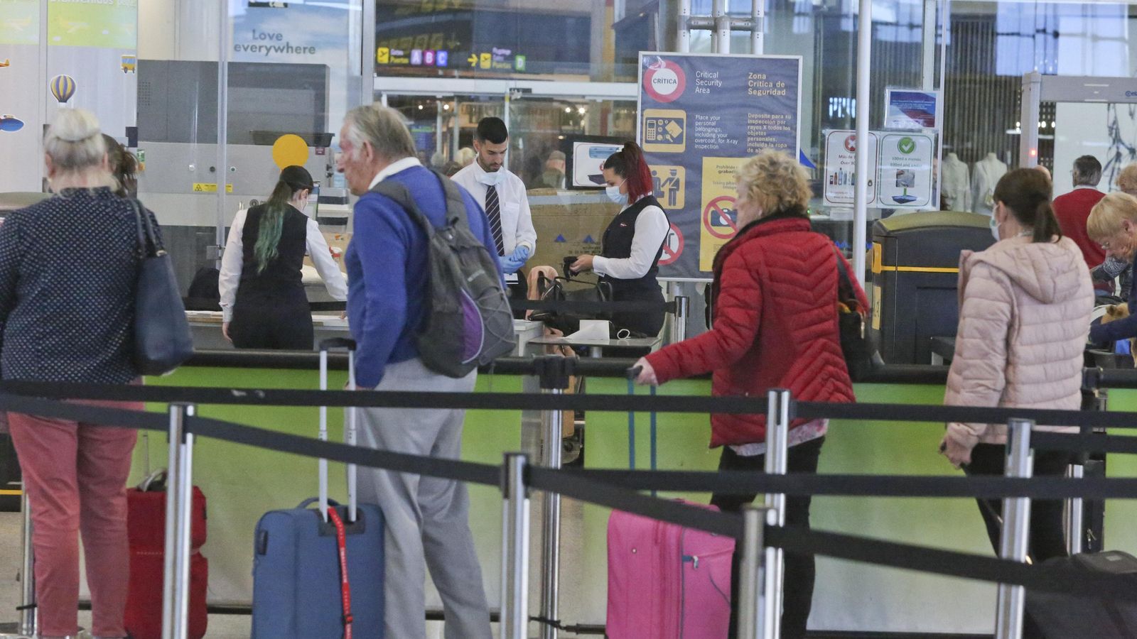 Un grupo de turistas en el aeropuerto.